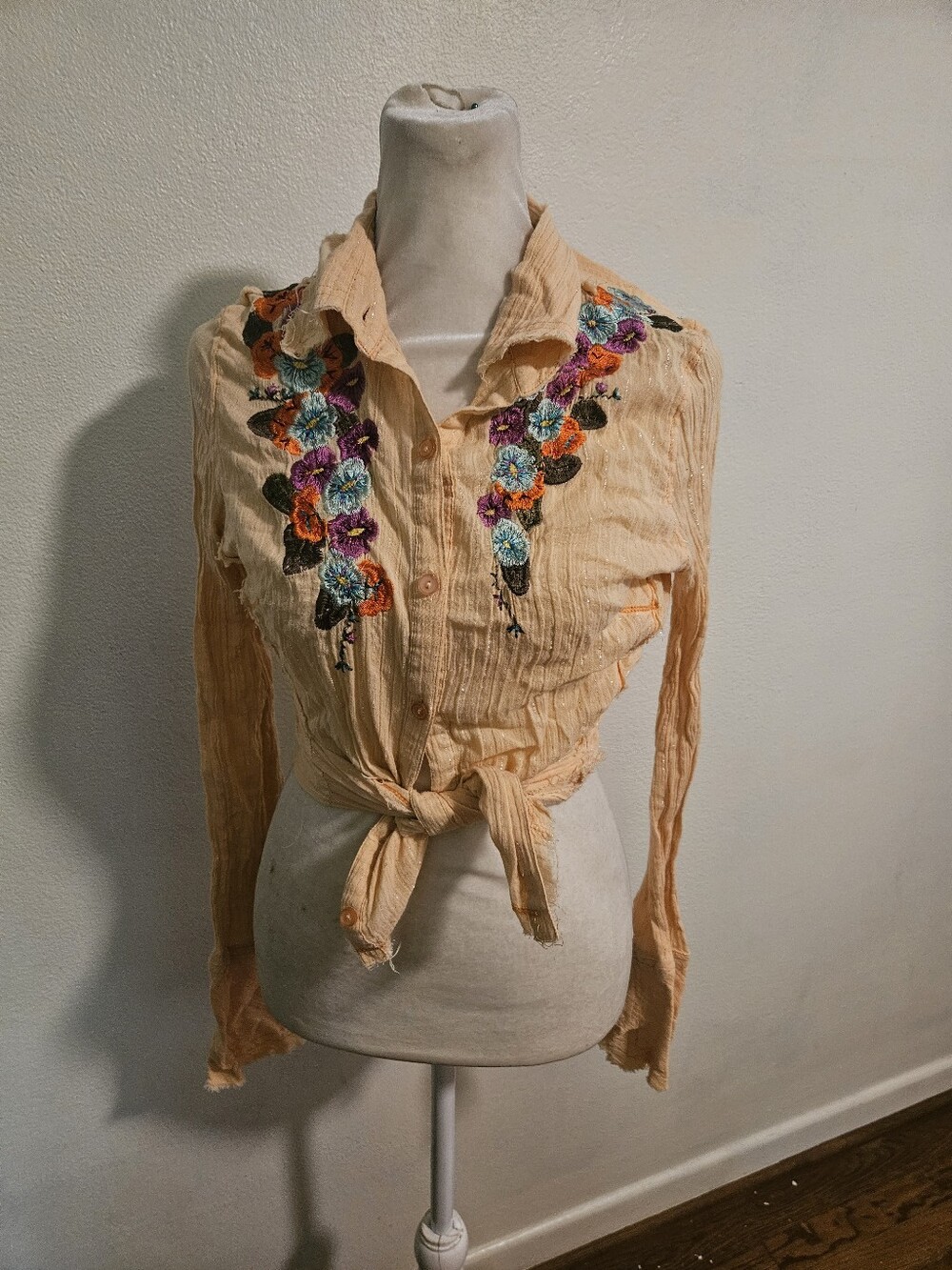 Embroidered Y2K Peach Floral Button-up Top Medium Small